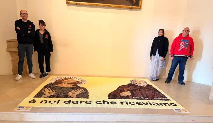 Noto, in Cattedrale un’icona realizzata con scaglie di cera e materiali naturali per San Corrado e San Francesco